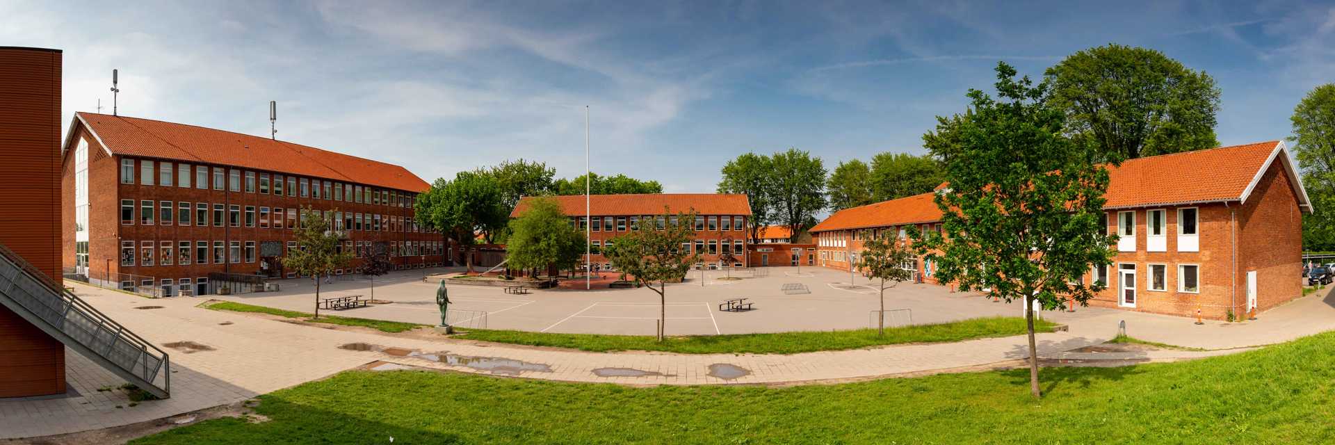 Hele skolen set fra boldbanen
